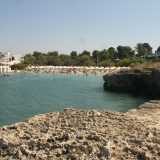 Il resto della baia � occupato dal lido privato San Giovanni con  i suoi verdi alberi che si affacciano sul mare e gli ombrelloni bianchi e gialli